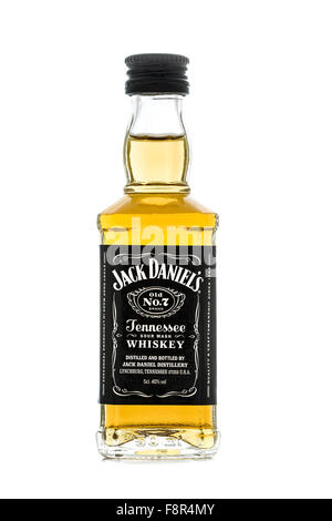 Flasche Jack Daniels Tennessee Whiskey auf weißem Hintergrund Stockfoto