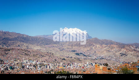 Stadtbild von La Paz aus El Alto, Bolivien, mit der beeindruckenden schneebedeckten Bergkette im Hintergrund. Stockfoto