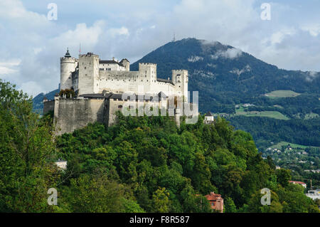 Blick auf die Festung Hohensalzburg in der Altstadt, Salzburg, Österreich Stockfoto