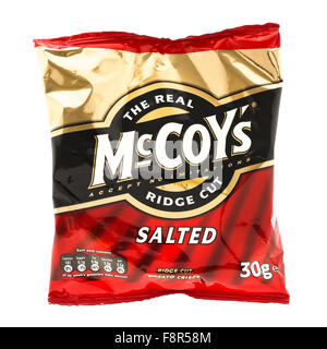 Packung gesalzen McCoy Grat geschnitten Chips auf einem weißen Hintergrund, werden McCoys von KP Snacks in Großbritannien hergestellt. Stockfoto