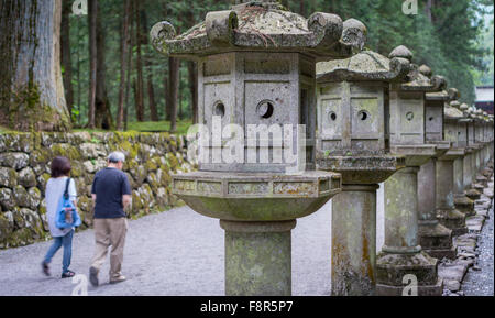 Steinlaternen und Touristen im Tōshōgū-Schrein in Nikko Stockfoto