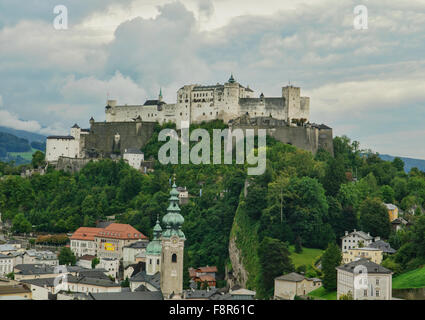 Salzburger Dom und Festung Hohensalzburg Schloss in der Altstadt, Salzburg, Österreich Stockfoto