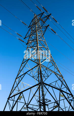 Strom Pylon gegen ein blauer Himmel, Hauptstütze der Versorgung für das Stromnetz Stockfoto