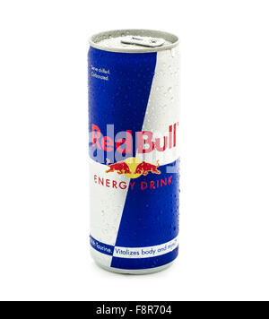 Eis kalt kann der Red Bull Energy Drink auf weißem Hintergrund Stockfoto