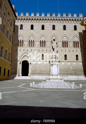 Italien, Toskana, Siena, Statue von Sallustio Bandini vor Palazzo Salimbeni Monte dei Paschi di Siena Bank älteste Überlebende Stockfoto