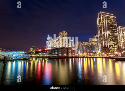 Ferry Building und Embarcadero Center bei Nacht beleuchtet in San Francisco, Kalifornien, USA Stockfoto