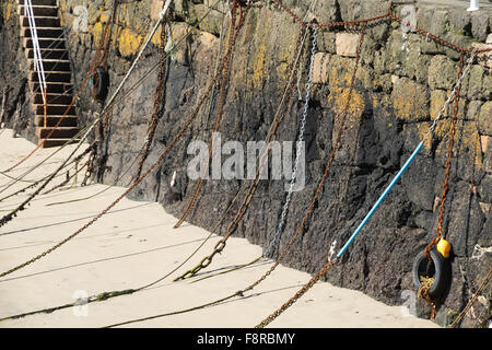 Anlegestelle Ketten befestigt, Rozel Hafenpier auf Jersey Stockfoto