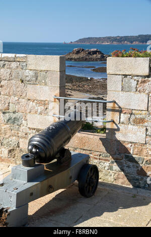 Blick auf St Aubin Bucht von Elizabeth Castle mit Kanone im Vordergrund Stockfoto