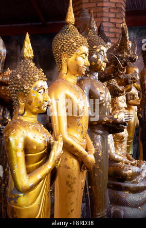 Thailand - Ayutthaya, Wat Yai Chai Mongkol Temple, goldenen Buddha-Statuen, Weltkulturerbe Stockfoto