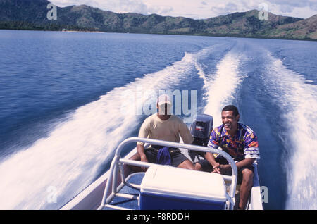 Fidschi-Inseln, Nukubati Island Resort, Personal im Speed-Boot, Vanua Levu im Hintergrund. Stockfoto