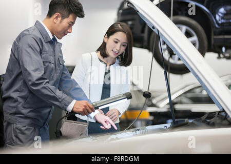 Kfz-Mechaniker im Gespräch mit Kfz-Halter Stockfoto