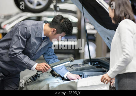 Kfz-Mechaniker im Gespräch mit Kfz-Halter Stockfoto