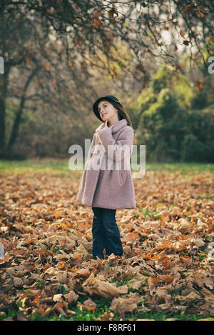 Porträt eines Mädchens suchen nachdenklich, Blätter stehen im Herbst Stockfoto