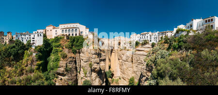 Panoramablick von der Puente Nuevo (neue Brücke) über den Tajo De Ronda ist Schlucht in Ronda, Provinz Málaga, Spanien Stockfoto