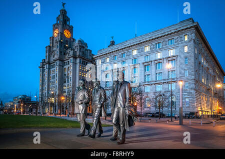 Die Statue der Beatles in Liverpool Pierhead vor dem Royal Liver Building (links) und Cunard Building. Stockfoto