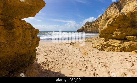 Klippen und Strand, Carvoeiro, Faro, Portugal Stockfoto