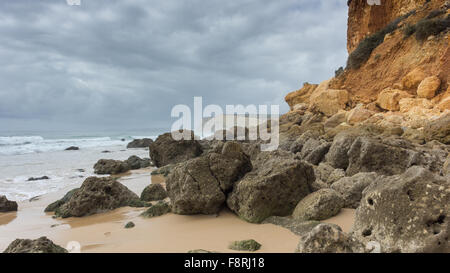 Klippen und Strand, Carvoeiro, Faro, Portugal Stockfoto