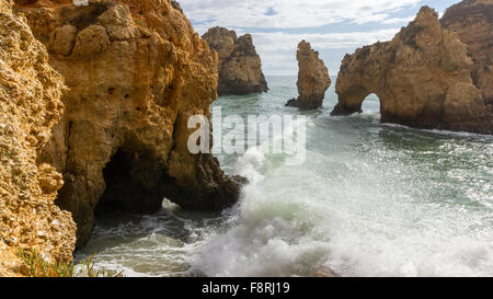 Klippen und Strand, Carvoeiro, Faro, Portugal Stockfoto