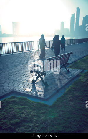 Arabische Frau spazieren in den frühen Morgenstunden im Winter an der Corniche. Stockfoto