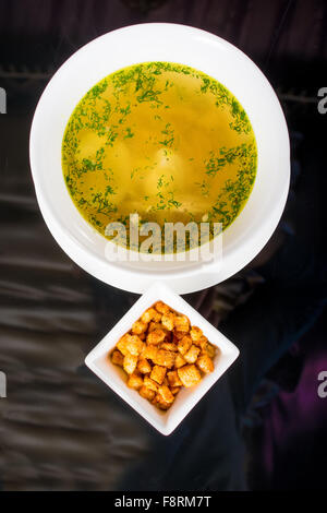 Hühnersuppe in weißen Teller und Cracker Stockfoto