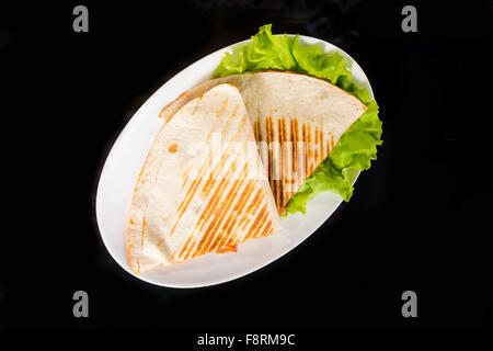 Pita-Brot-Pizza auf frischem Salat Stockfoto