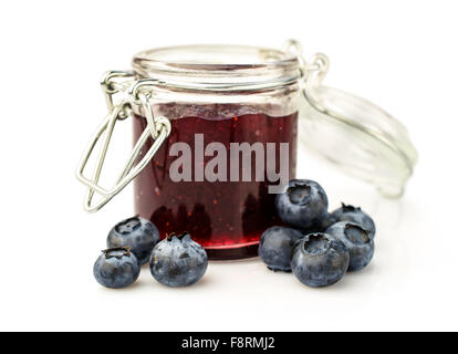 Blaubeeren Marmelade in ein Glas, isoliert auf weiß Stockfoto