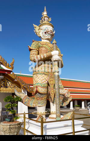 Thailand - Bangkok, Grand Royal Palace, smaragdgrünen Buddha Tempel, riesige Dämonen bewachen Wat Phra Kaeo Stockfoto