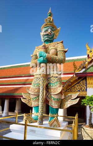 Thailand - Bangkok, Grand Royal Palace, Emerald-Buddha-Tempel, riesige Dämonen bewachen Stockfoto