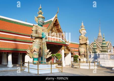 Thailand - Bangkok, Grand Royal Palace, Emerald-Buddha-Tempel, riesige Dämonen bewachen Stockfoto