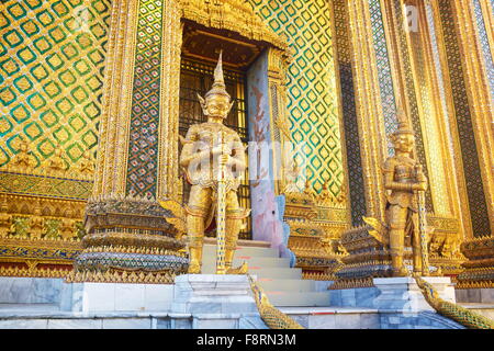 Thailand - Bangkok, Wat Phra Kaeo Tempel, Grand Palace, Kinaree-Statue vor der königlichen Panteon Stockfoto