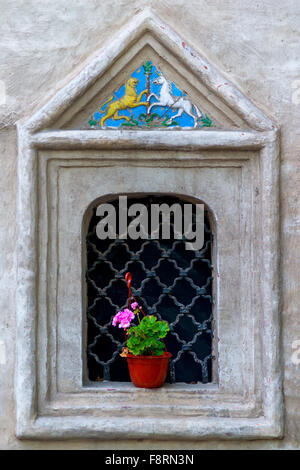 Geranien in Töpfen auf der Fensterbank mit dem Gitter im antiken Stil Stockfoto