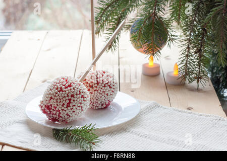 Äpfel in Karamell mit Reisbällchen Beschichtung auf Weihnachten und Neujahr Hintergrund Dekor closeup Stockfoto