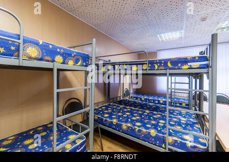 Metall Etagenbett in saubere Herberge Zimmer Stockfoto