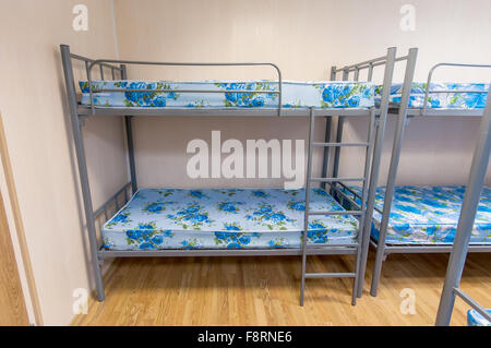 Metall Etagenbett in saubere Herberge Zimmer Stockfoto