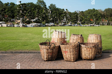 Mülleimer im park Stockfoto