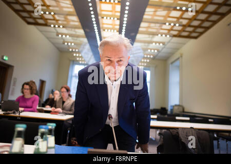 Berlin, Deutschland. 11. Dezember 2015. Der ehemalige Bürgermeister von Berlin Klaus Wowereit kommt der Untersuchungsausschuss, der Staatsoper Unter Den Linden am House Of Representatives in Berlin, Deutschland, 11. Dezember 2015. Foto: GREGOR FISCHER/DPA/Alamy Live-Nachrichten Stockfoto