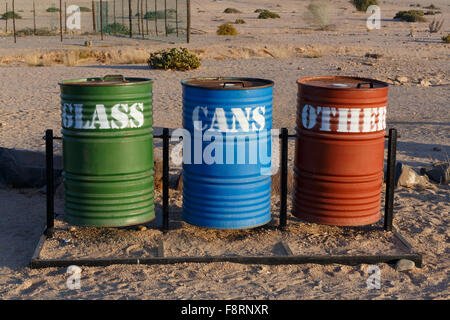 Legen Sie verschiedene farbige Kästen für Sammlung von Recycling Materialien in der Nähe Svakopmund Wüste, mit größten Wüstenblume Welvitchia m Stockfoto