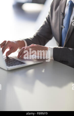 Geschäftsmann mit laptop Stockfoto