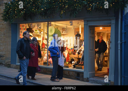 Paare, Weihnachts-shopping in Cheap Street, Sherborne, Dorset. Stockfoto