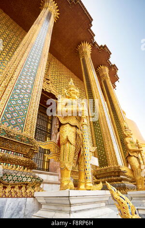 Thailand - Bangkok, Wat Phra Kaeo Tempel, Grand Palace, Kinaree-Statue vor der königlichen Panteon Stockfoto