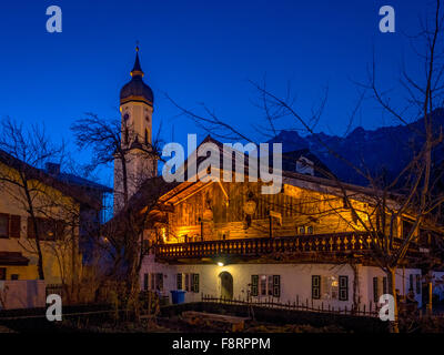 Polznkasparhaus am Mohrenplatz in Garmisch-Partenkirchen in der Nacht, Garmisch Werdenfels, Bayern, Upper Bavaria, Germany Stockfoto