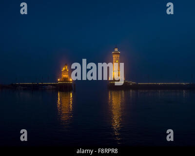 Bayerischen Löwen, neuer Leuchtturm, Hafen Eingang, Passagier Schiff Konstanz, Hafen, Bodensee, Lindau, Schwaben, Bayern, Deutschland Stockfoto