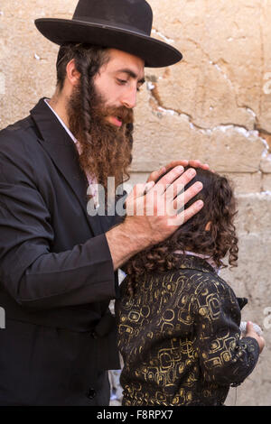 Eine orthodoxe jüdische Upsherin-Zeremonie an der Klagemauer in Jerusalem, Israel, Naher Osten. Stockfoto