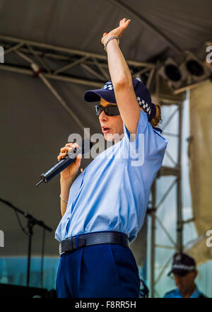 Polizistin, Lead-Sänger der Victoria Police Band am Federation Square, Melbourne, Australien Stockfoto