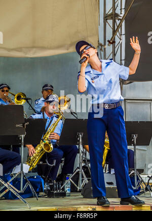 Polizistin, Lead-Sänger der Victoria Police Band mit ihren männlichen Kollegen am Federation Square, Melbourne, Australien Stockfoto