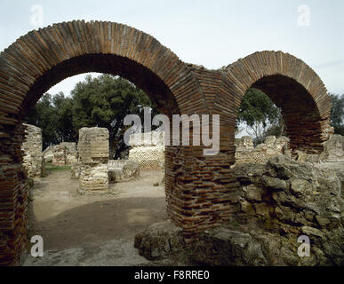 Italien. Campania. Cumae. Antike Stadt der Magna Graecia. Akropolis. Zeustempel. 5. Jahrhundert vor Christus. Später umgewandelt in einer frühchristlichen Basilika. Ziegelbögen. Stockfoto