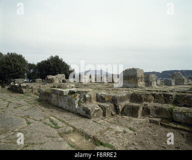 Italien. Campania. Cumae. Antike Stadt der Magna Graecia. Akropolis. Der griechische Tempel des Apollo, Attributet, mystische Dedalus, 5. Jahrhundert v. Chr.. Später christliche Kirche. Stockfoto