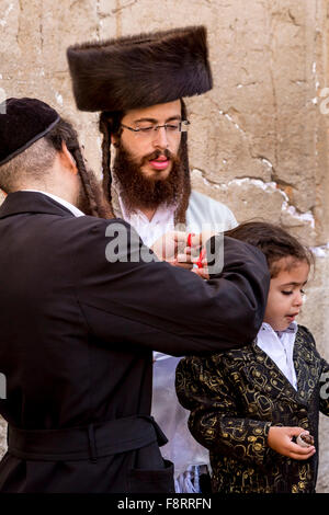 Eine orthodoxe jüdische Upsherin-Zeremonie an der Klagemauer in Jerusalem, Israel, Naher Osten. Stockfoto