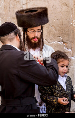 Eine orthodoxe jüdische Upsherin-Zeremonie an der Klagemauer in Jerusalem, Israel, Naher Osten. Stockfoto