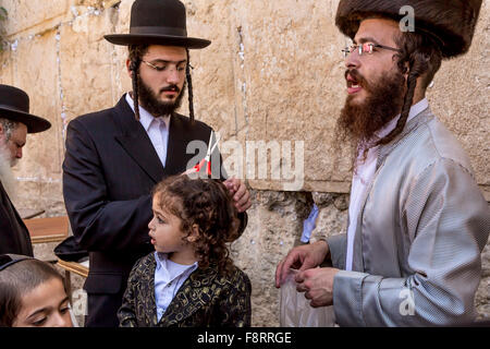 Eine orthodoxe jüdische Upsherin-Zeremonie an der Klagemauer in Jerusalem, Israel, Naher Osten. Stockfoto